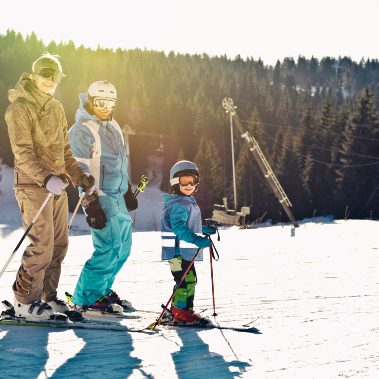 Alquiler de esquí y snowboard para familias: cómo organizarlo